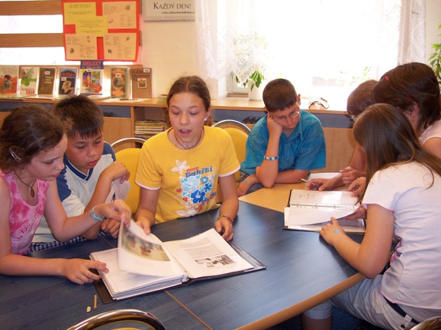 Těšín, Moňa své tvrzení zdůrazňuje rukama!