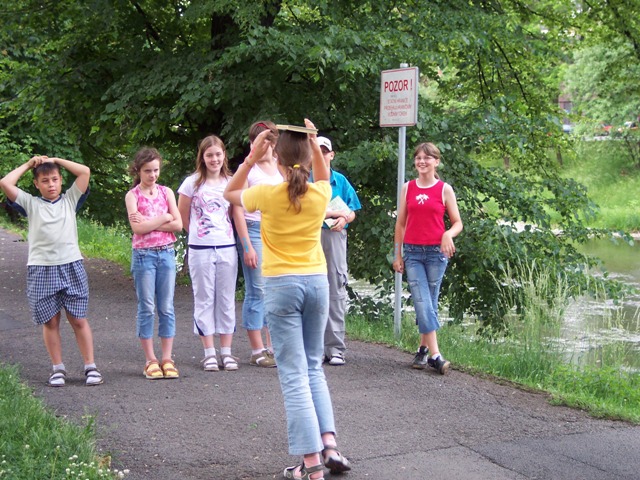 Moňa ve žlutém triku, Kája v červeném